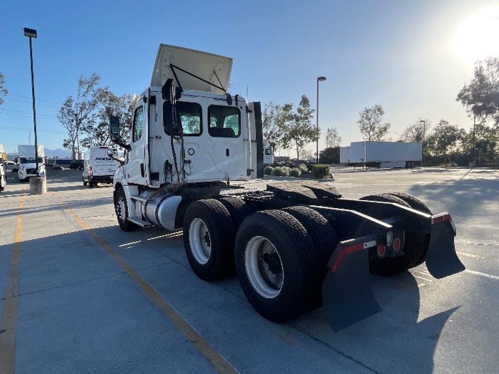Day Cab Tractor-Heavy Duty Tractors-Freightliner-2018-T12664ST-Fontana-CA-302,661\n\t\tmiles-$ 45,750 - Image 5