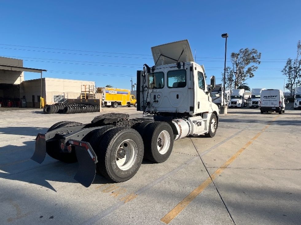 Day Cab Tractor-Heavy Duty Tractors-Freightliner-2018-T12664ST-Fontana-CA-302,661\n\t\tmiles-$ 45,750 - Image 7