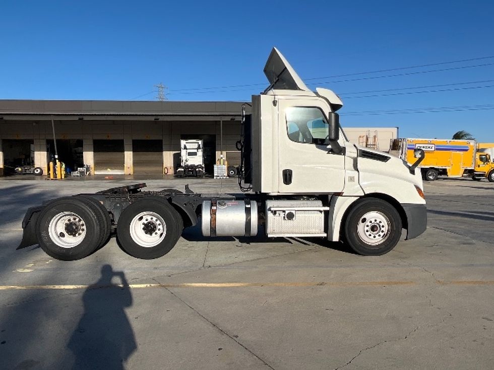 Day Cab Tractor-Heavy Duty Tractors-Freightliner-2018-T12664ST-Fontana-CA-302,661\n\t\tmiles-$ 45,750 - Image 8