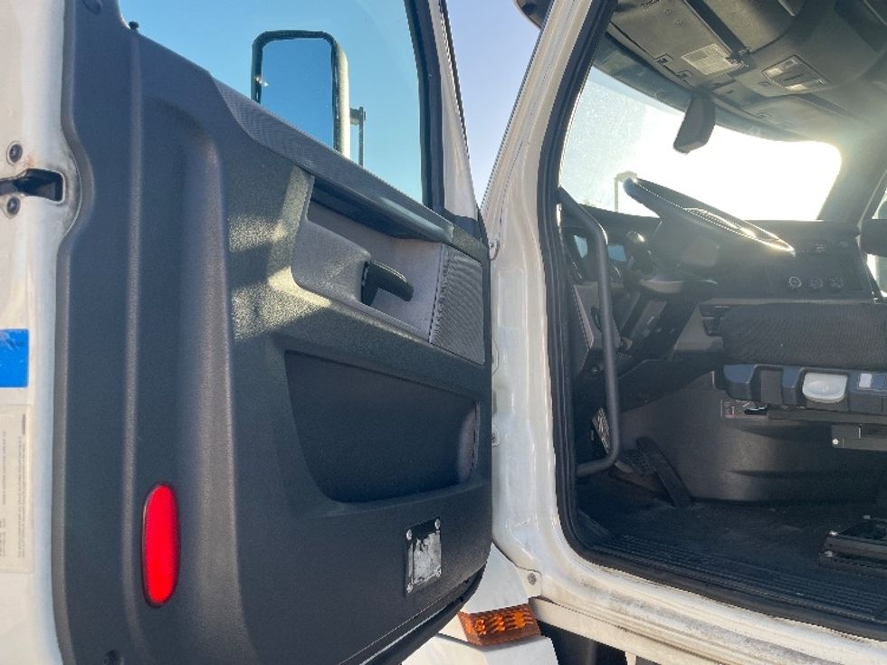 Day Cab Tractor-Heavy Duty Tractors-Freightliner-2018-T12664ST-Fontana-CA-302,661\n\t\tmiles-$ 45,750 - Image 9