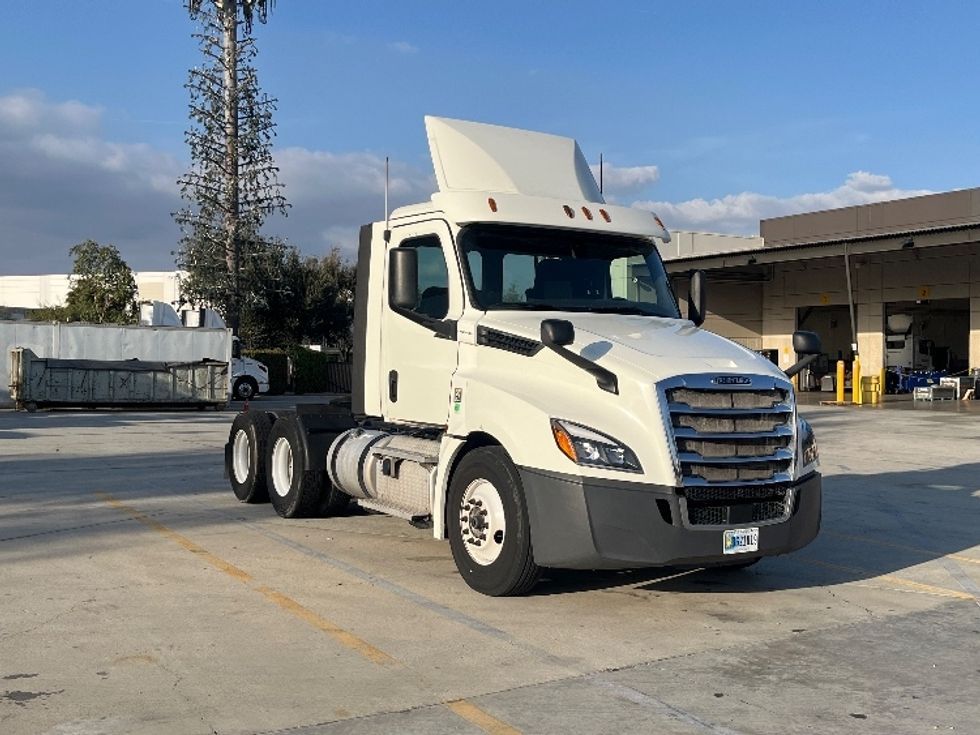 Day Cab Tractor-Heavy Duty Tractors-Freightliner-2018-T12664ST-Fontana-CA-430,375\n\t\tmiles-$ 39,750 - Image 1
