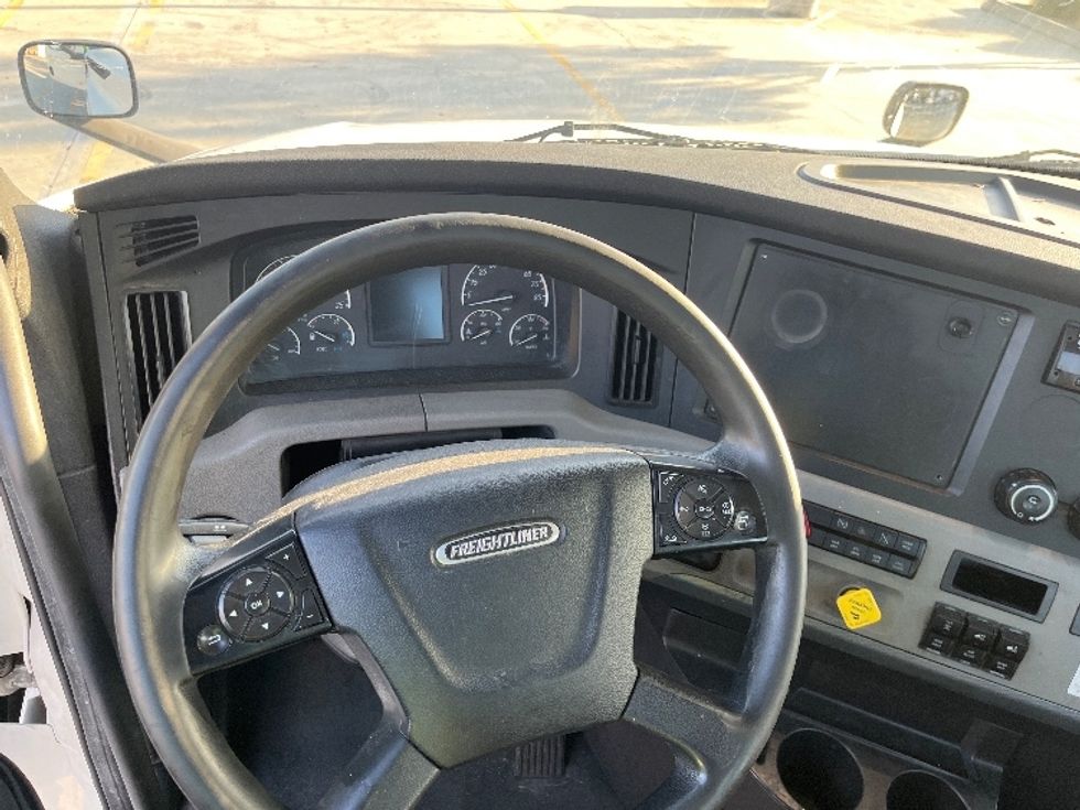 Day Cab Tractor-Heavy Duty Tractors-Freightliner-2018-T12664ST-Fontana-CA-430,375\n\t\tmiles-$ 39,750 - Image 11