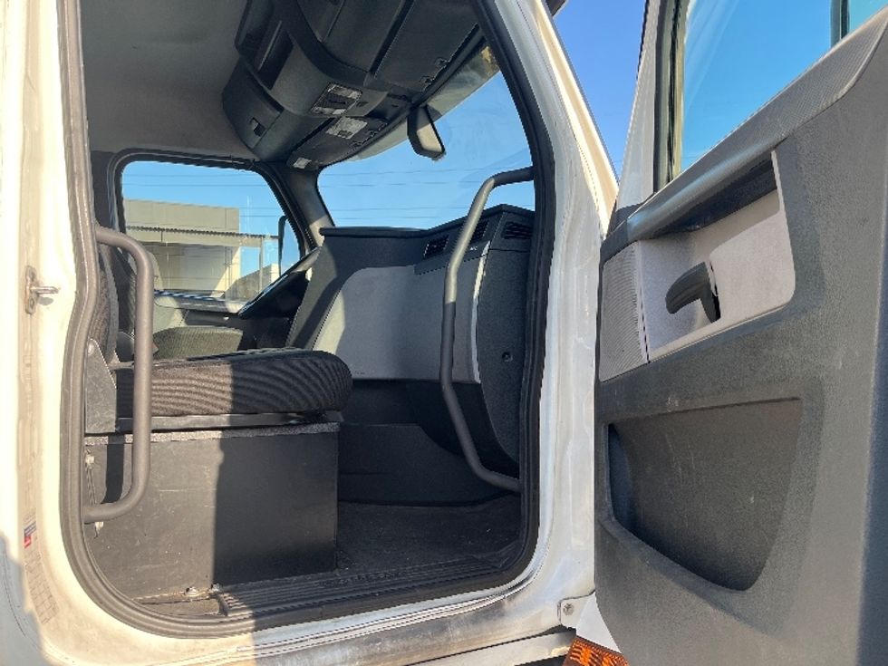 Day Cab Tractor-Heavy Duty Tractors-Freightliner-2018-T12664ST-Fontana-CA-430,375\n\t\tmiles-$ 39,750 - Image 12