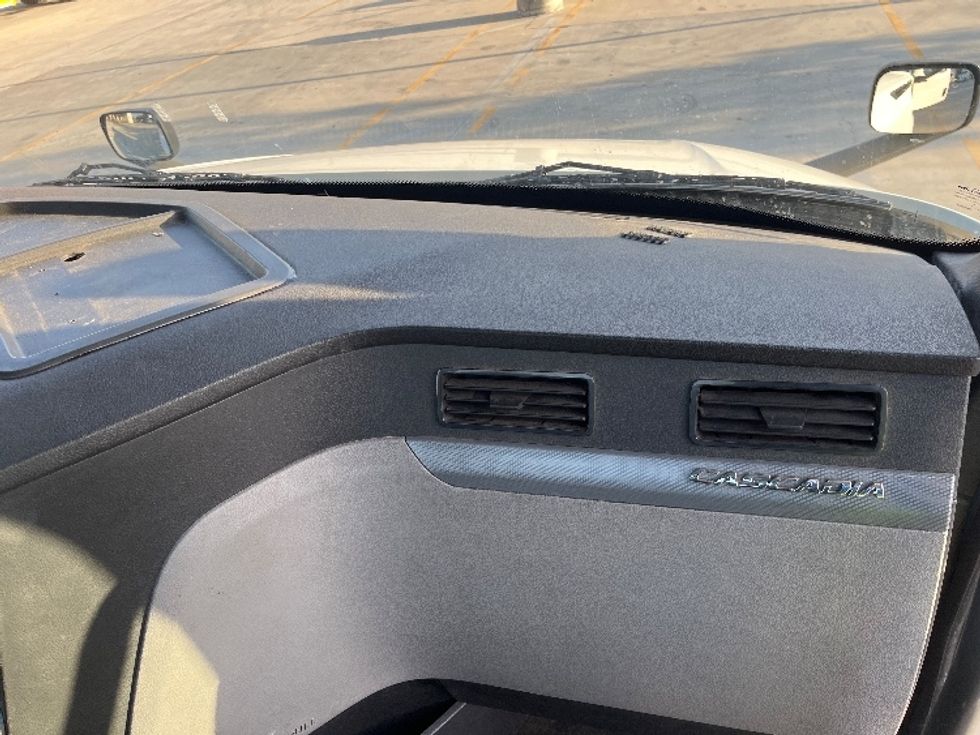 Day Cab Tractor-Heavy Duty Tractors-Freightliner-2018-T12664ST-Fontana-CA-430,375\n\t\tmiles-$ 39,750 - Image 13