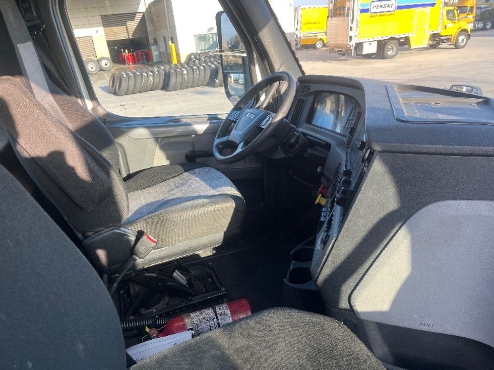 Day Cab Tractor-Heavy Duty Tractors-Freightliner-2018-T12664ST-Fontana-CA-430,375\n\t\tmiles-$ 39,750 - Image 14