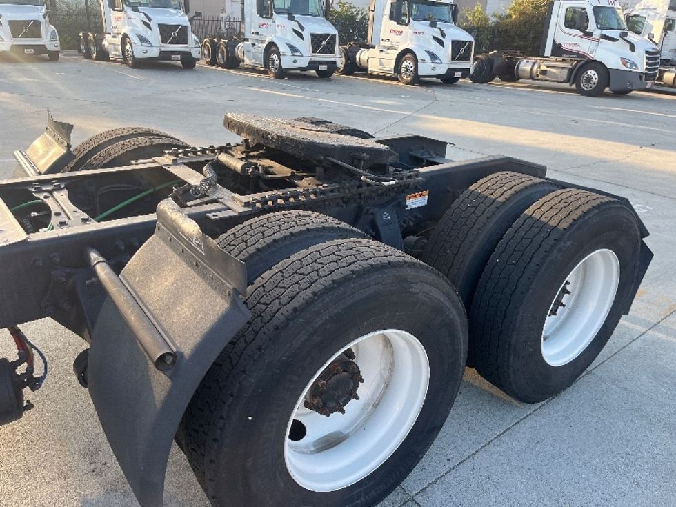 Day Cab Tractor-Heavy Duty Tractors-Freightliner-2018-T12664ST-Fontana-CA-430,375\n\t\tmiles-$ 39,750 - Image 17
