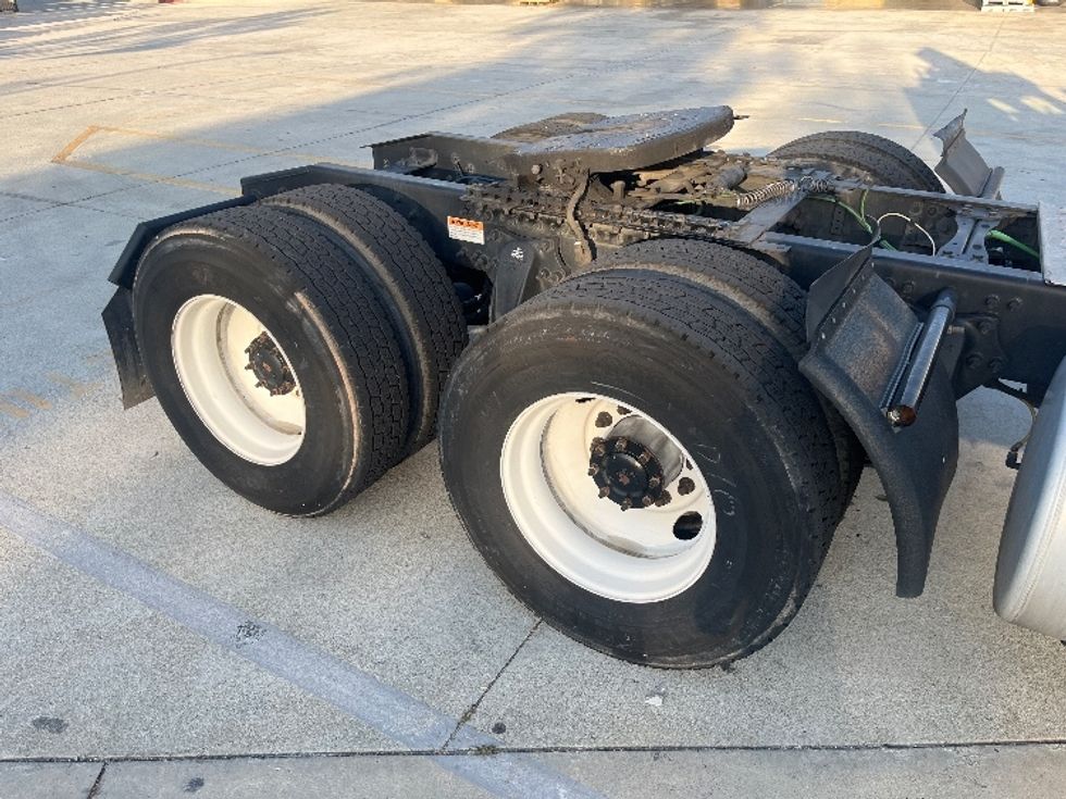 Day Cab Tractor-Heavy Duty Tractors-Freightliner-2018-T12664ST-Fontana-CA-430,375\n\t\tmiles-$ 39,750 - Image 18
