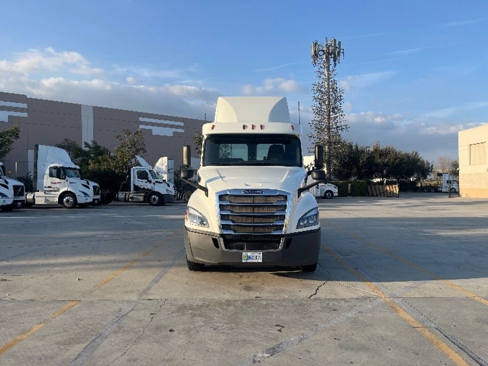 Day Cab Tractor-Heavy Duty Tractors-Freightliner-2018-T12664ST-Fontana-CA-430,375\n\t\tmiles-$ 39,750 - Image 2