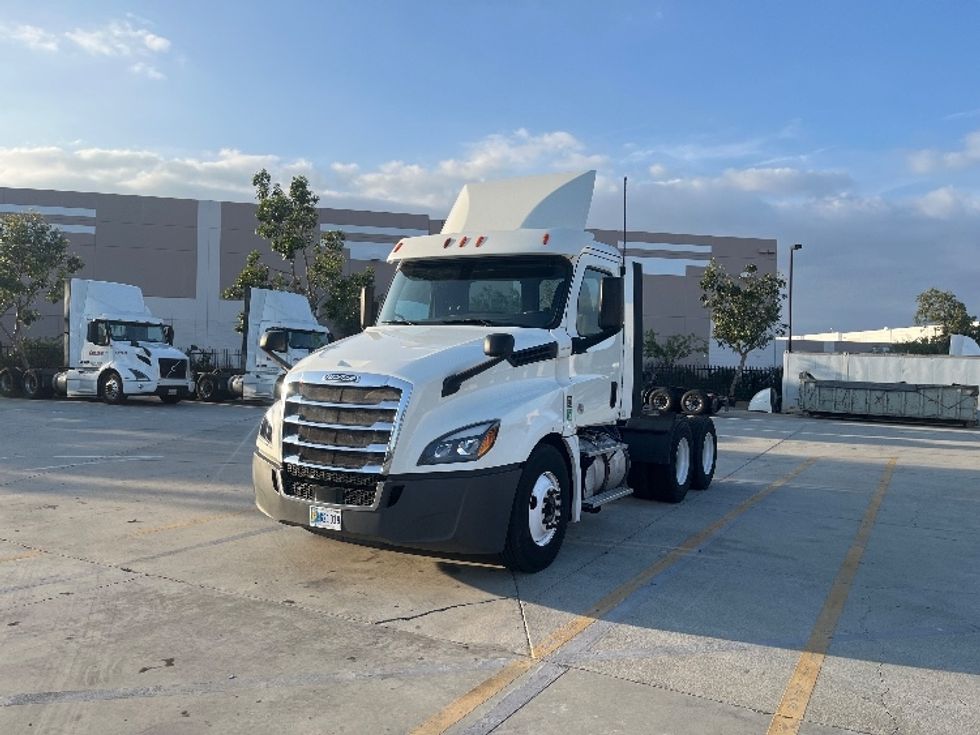 Day Cab Tractor-Heavy Duty Tractors-Freightliner-2018-T12664ST-Fontana-CA-430,375\n\t\tmiles-$ 39,750 - Image 3