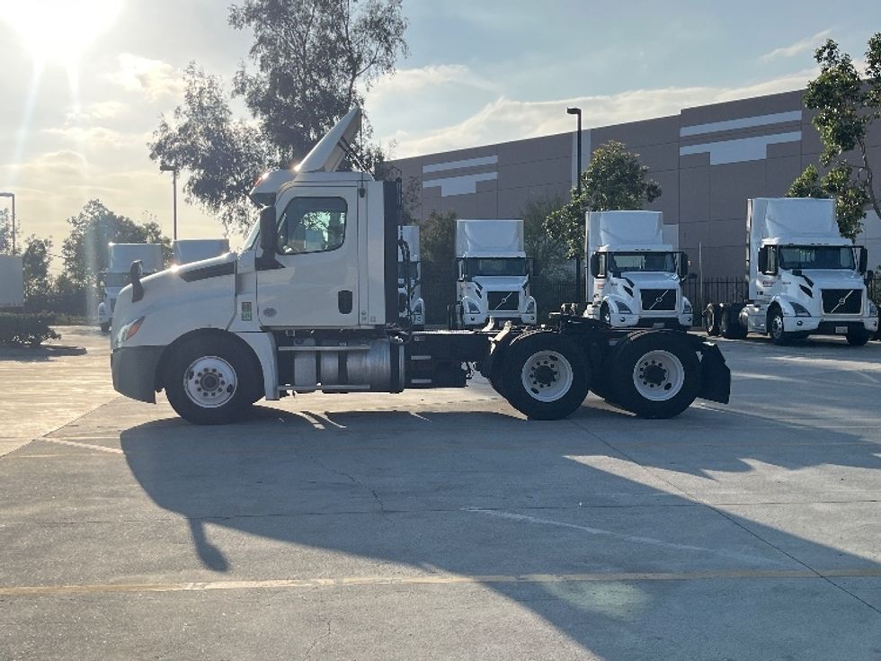 Day Cab Tractor-Heavy Duty Tractors-Freightliner-2018-T12664ST-Fontana-CA-430,375\n\t\tmiles-$ 39,750 - Image 4