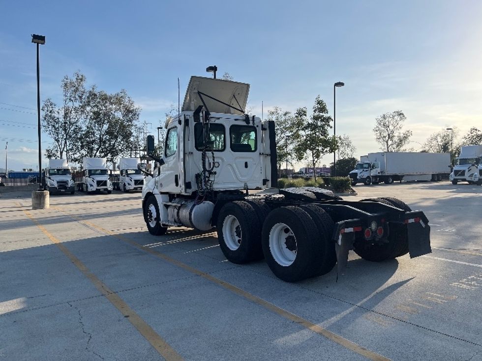 Day Cab Tractor-Heavy Duty Tractors-Freightliner-2018-T12664ST-Fontana-CA-430,375\n\t\tmiles-$ 39,750 - Image 5