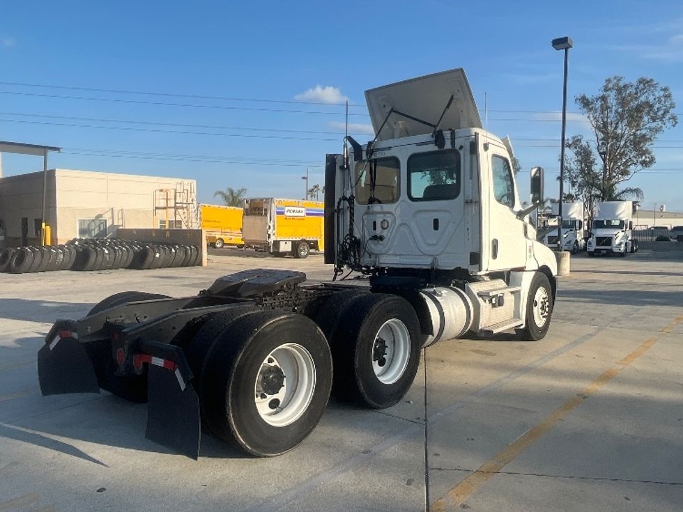 Day Cab Tractor-Heavy Duty Tractors-Freightliner-2018-T12664ST-Fontana-CA-430,375\n\t\tmiles-$ 39,750 - Image 7