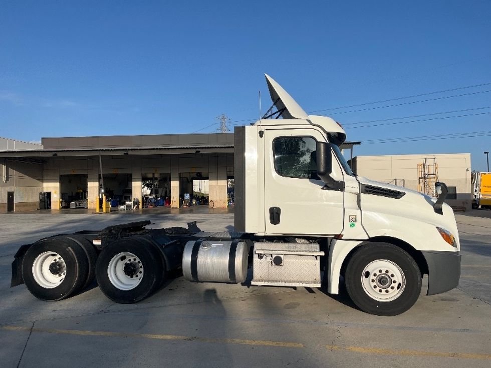 Day Cab Tractor-Heavy Duty Tractors-Freightliner-2018-T12664ST-Fontana-CA-430,375\n\t\tmiles-$ 39,750 - Image 8
