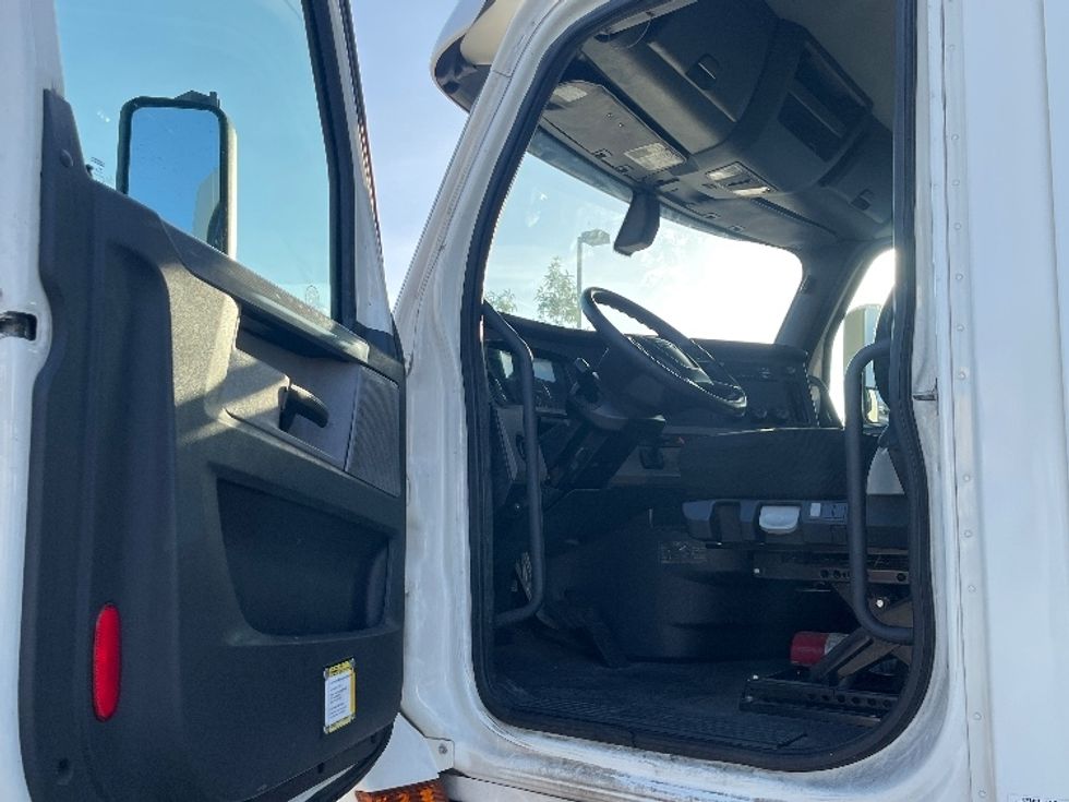Day Cab Tractor-Heavy Duty Tractors-Freightliner-2018-T12664ST-Fontana-CA-430,375\n\t\tmiles-$ 39,750 - Image 9