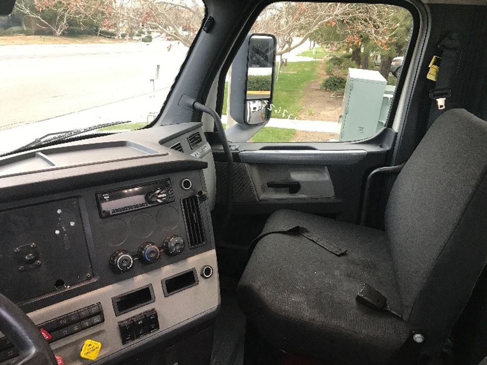 Day Cab Tractor-Heavy Duty Tractors-Freightliner-2018-T12664ST-Fontana-CA-477,228\n\t\tmiles-$ 45,500 - Image 10