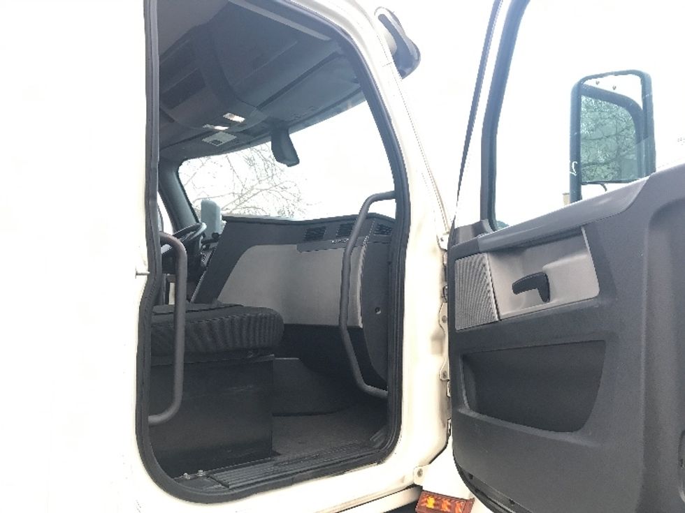 Day Cab Tractor-Heavy Duty Tractors-Freightliner-2018-T12664ST-Fontana-CA-477,228\n\t\tmiles-$ 45,500 - Image 12