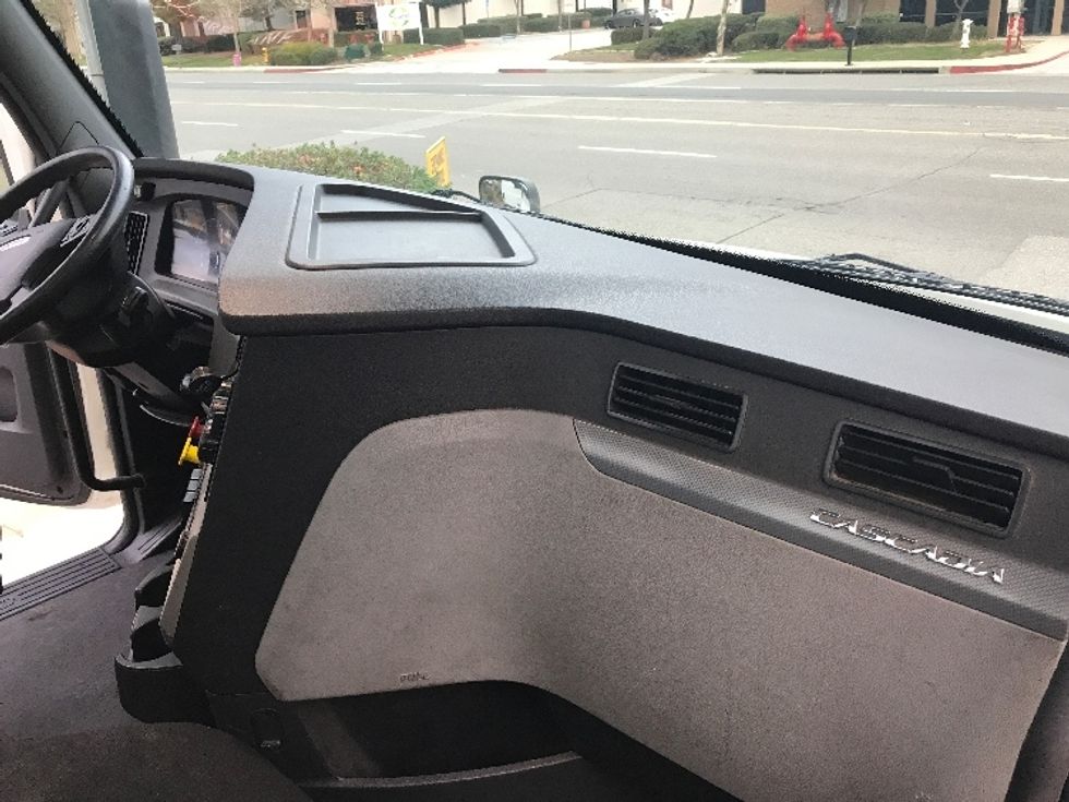 Day Cab Tractor-Heavy Duty Tractors-Freightliner-2018-T12664ST-Fontana-CA-477,228\n\t\tmiles-$ 45,500 - Image 13