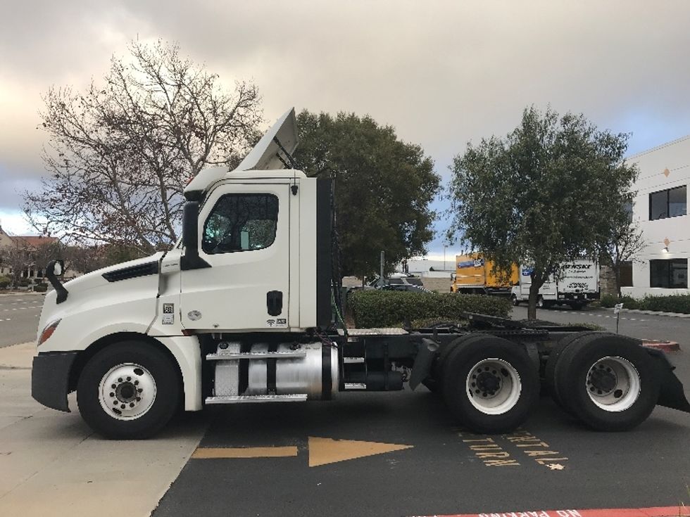 Day Cab Tractor-Heavy Duty Tractors-Freightliner-2018-T12664ST-Fontana-CA-477,228\n\t\tmiles-$ 45,500 - Image 4