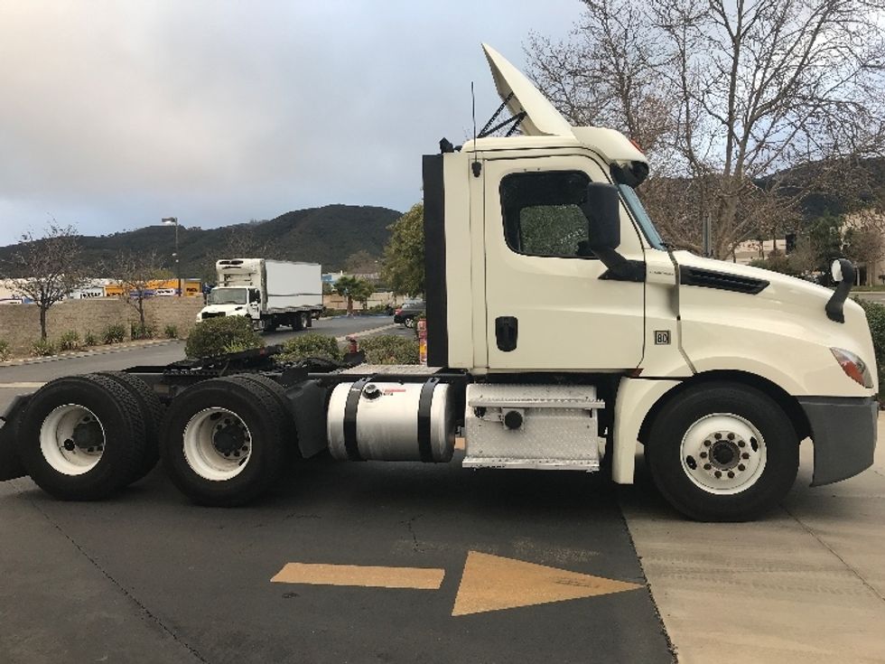 Day Cab Tractor-Heavy Duty Tractors-Freightliner-2018-T12664ST-Fontana-CA-477,228\n\t\tmiles-$ 45,500 - Image 8