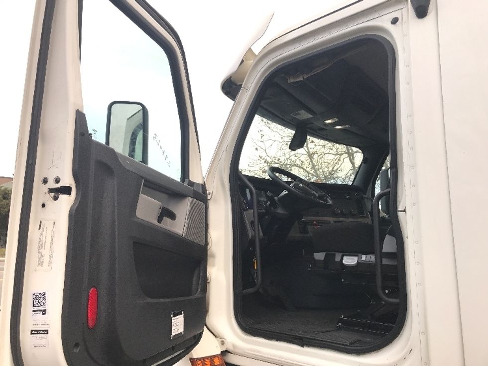 Day Cab Tractor-Heavy Duty Tractors-Freightliner-2018-T12664ST-Fontana-CA-477,228\n\t\tmiles-$ 45,500 - Image 9