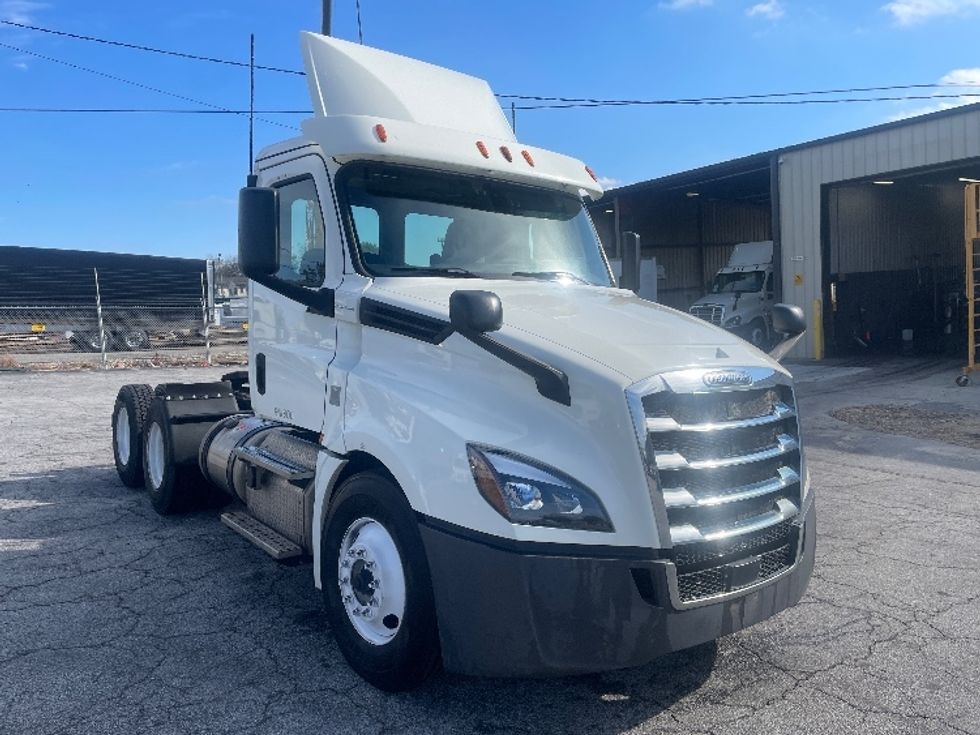 Day Cab Tractor-Heavy Duty Tractors-Freightliner-2018-T12664ST-Forest Park-GA-371,808\n\t\tmiles-$ 43,500 - Image 1