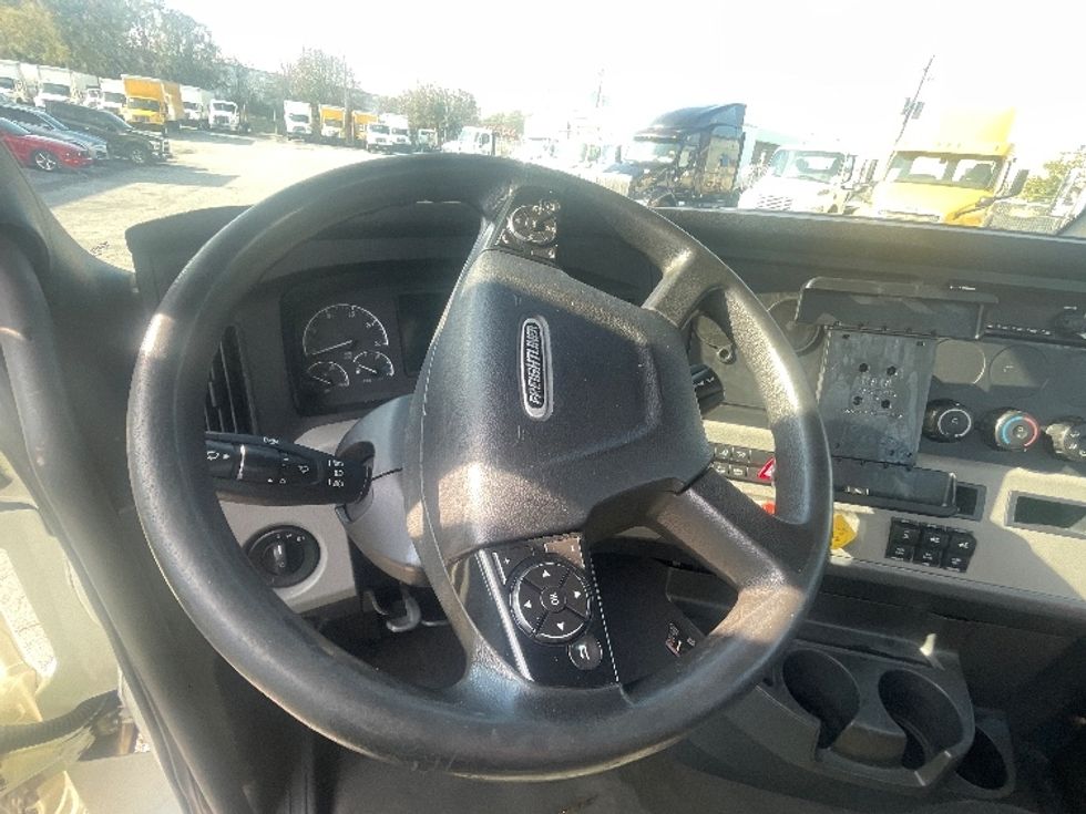 Day Cab Tractor-Heavy Duty Tractors-Freightliner-2018-T12664ST-Forest Park-GA-371,808\n\t\tmiles-$ 43,500 - Image 11