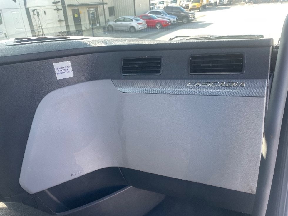 Day Cab Tractor-Heavy Duty Tractors-Freightliner-2018-T12664ST-Forest Park-GA-371,808\n\t\tmiles-$ 43,500 - Image 13