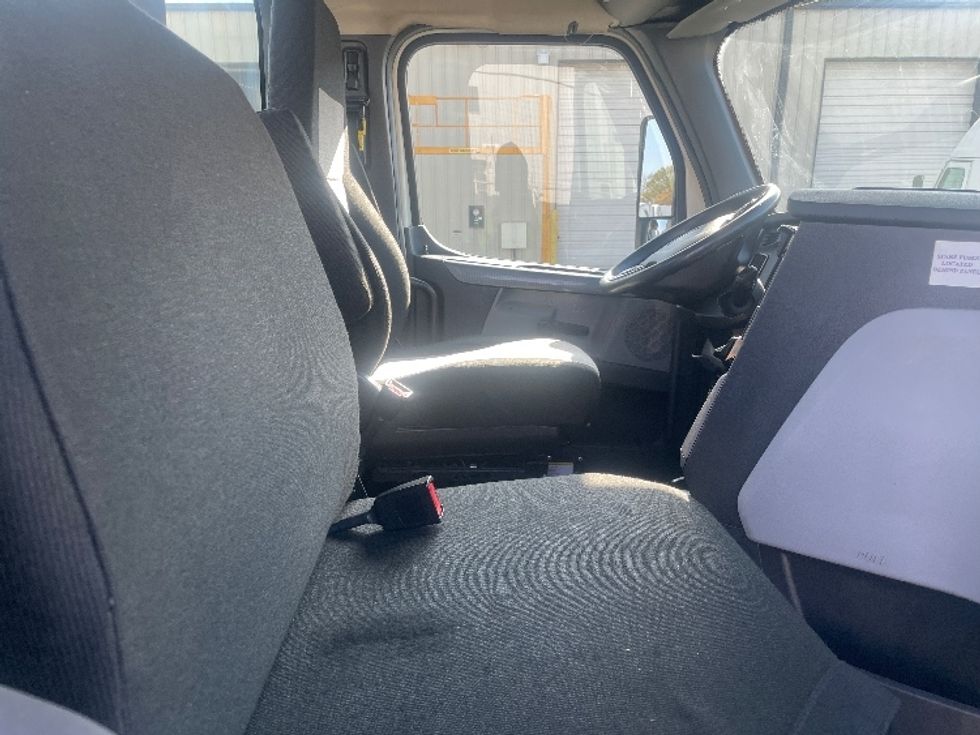 Day Cab Tractor-Heavy Duty Tractors-Freightliner-2018-T12664ST-Forest Park-GA-371,808\n\t\tmiles-$ 43,500 - Image 14