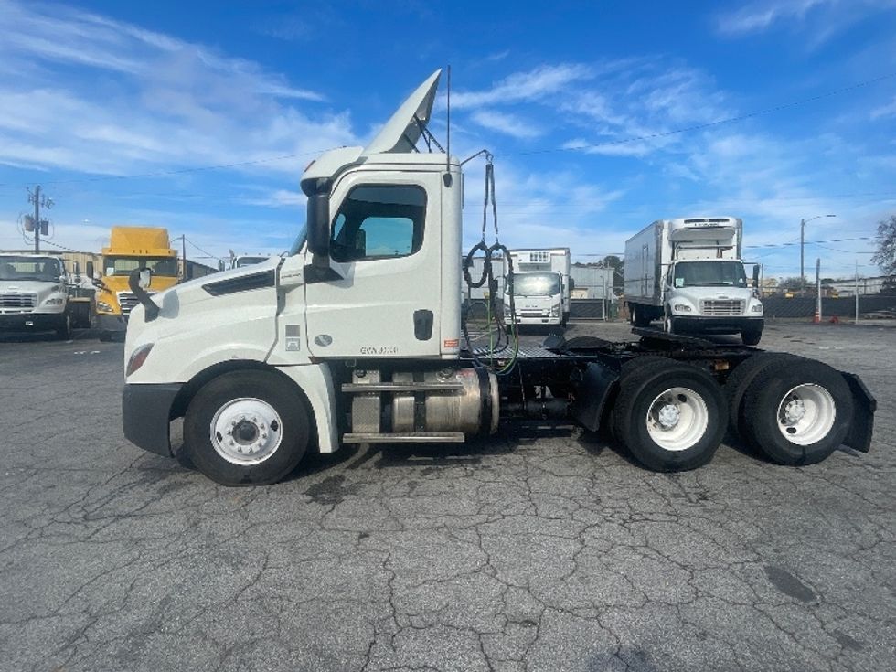 Day Cab Tractor-Heavy Duty Tractors-Freightliner-2018-T12664ST-Forest Park-GA-371,808\n\t\tmiles-$ 43,500 - Image 4