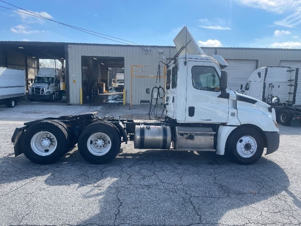 Day Cab Tractor-Heavy Duty Tractors-Freightliner-2018-T12664ST-Forest Park-GA-371,808\n\t\tmiles-$ 43,500 - Image 8