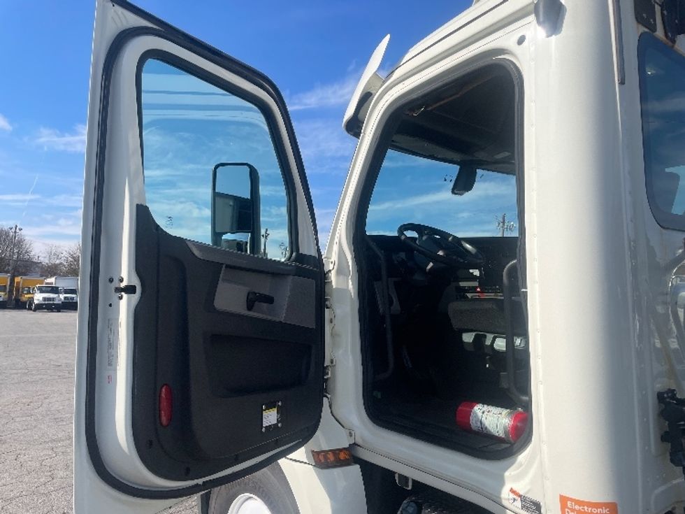 Day Cab Tractor-Heavy Duty Tractors-Freightliner-2018-T12664ST-Forest Park-GA-371,808\n\t\tmiles-$ 43,500 - Image 9