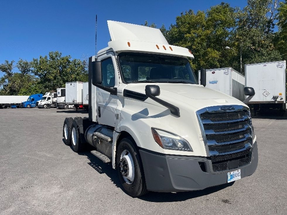 Day Cab Tractor-Heavy Duty Tractors-Freightliner-2018-T12664ST-Fort Wayne-IN-370,251\n\t\tmiles-$ 43,500 - Image 1