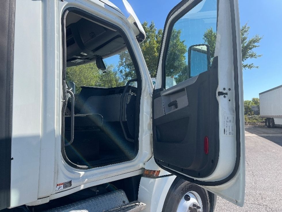 Day Cab Tractor-Heavy Duty Tractors-Freightliner-2018-T12664ST-Fort Wayne-IN-370,251\n\t\tmiles-$ 43,500 - Image 12