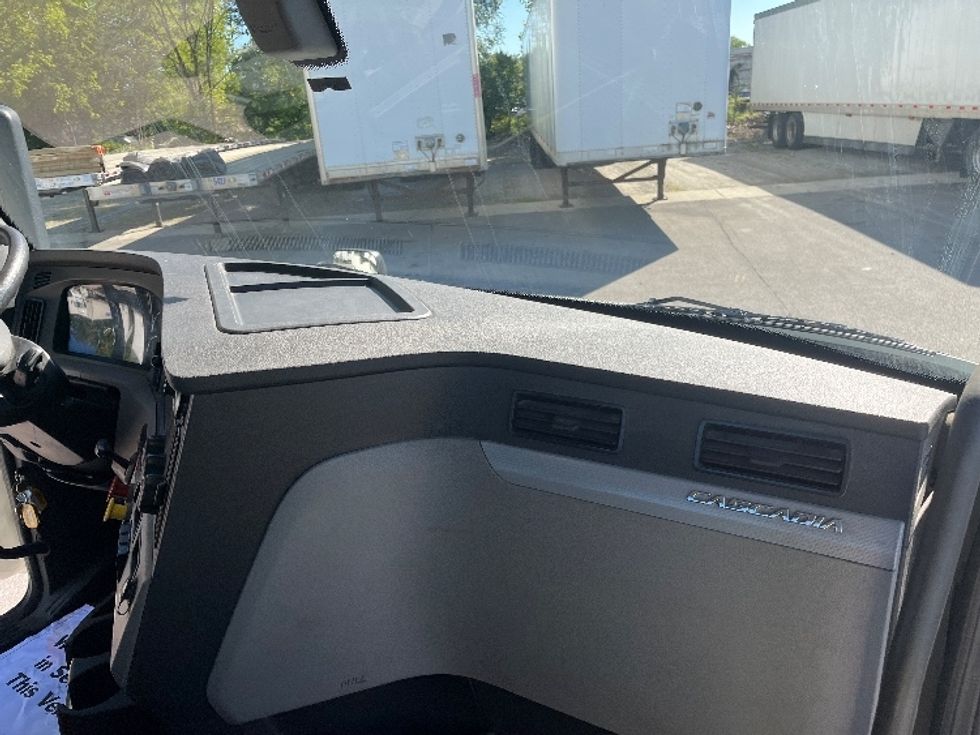 Day Cab Tractor-Heavy Duty Tractors-Freightliner-2018-T12664ST-Fort Wayne-IN-370,251\n\t\tmiles-$ 43,500 - Image 13