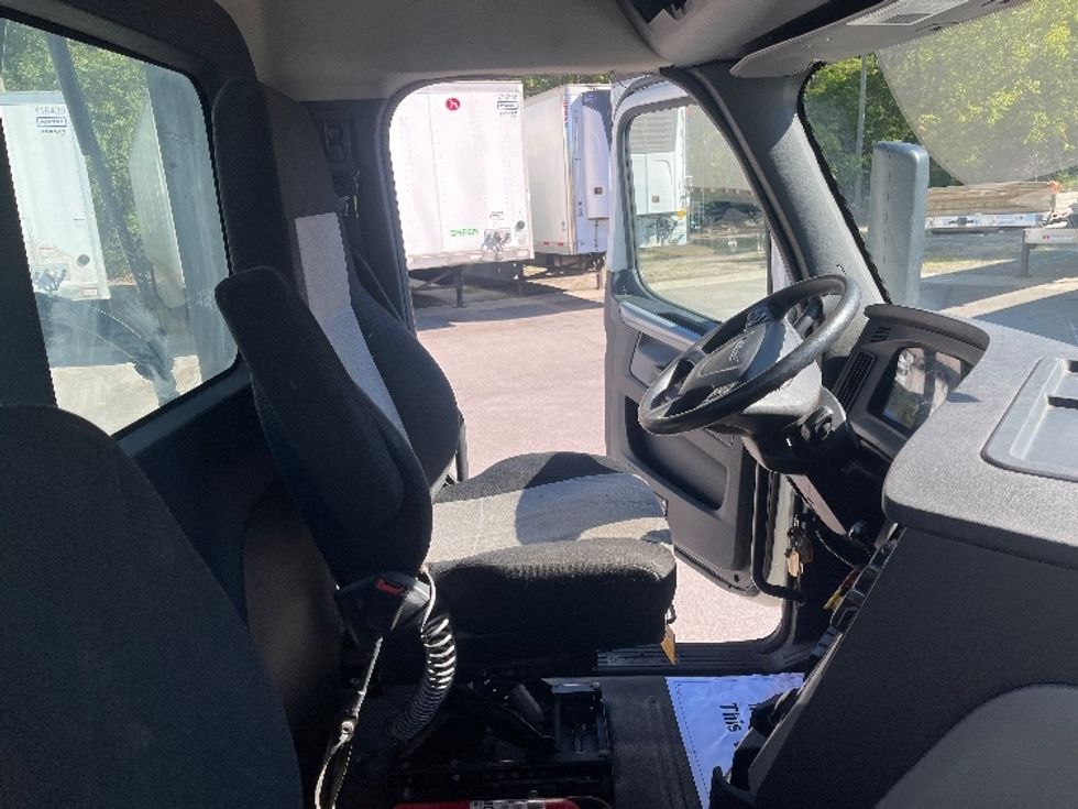 Day Cab Tractor-Heavy Duty Tractors-Freightliner-2018-T12664ST-Fort Wayne-IN-370,251\n\t\tmiles-$ 43,500 - Image 14