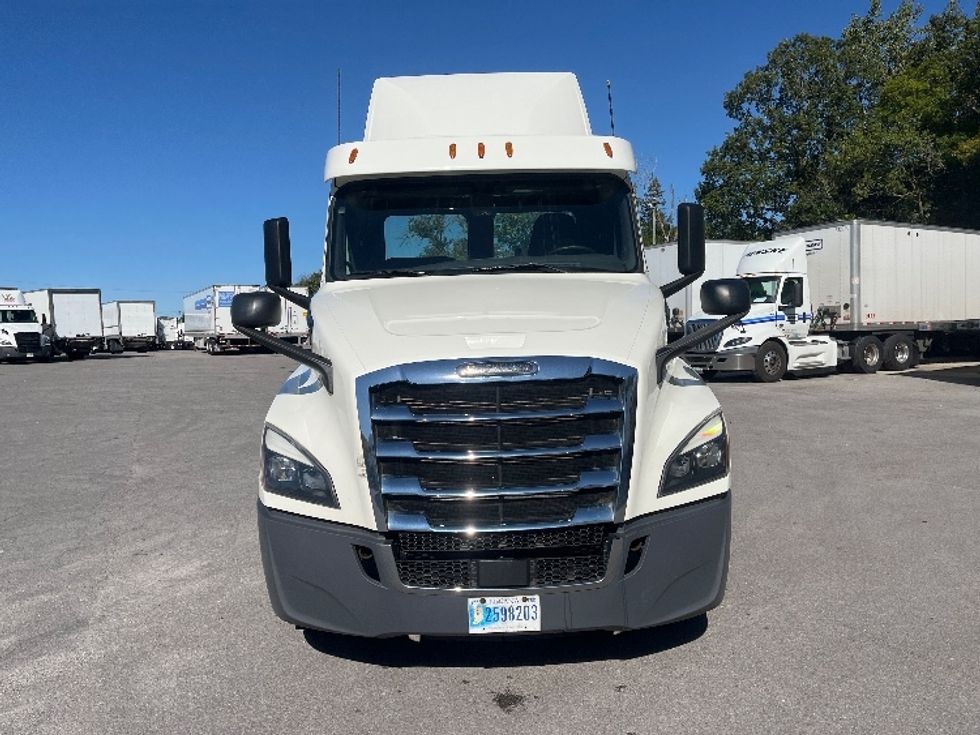 Day Cab Tractor-Heavy Duty Tractors-Freightliner-2018-T12664ST-Fort Wayne-IN-370,251\n\t\tmiles-$ 43,500 - Image 2