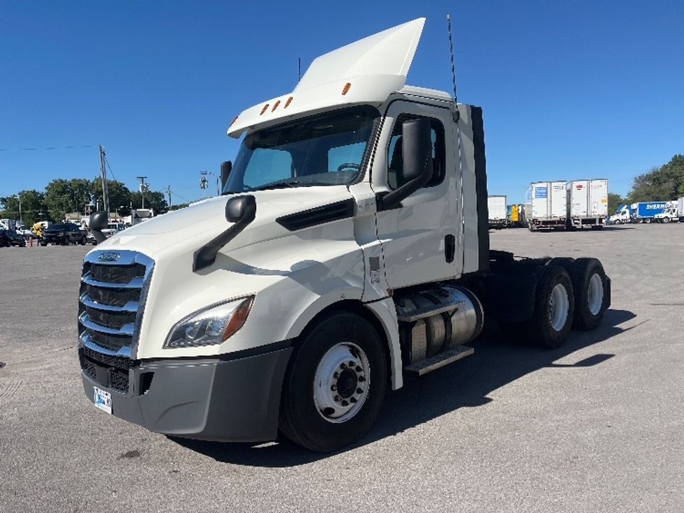 Day Cab Tractor-Heavy Duty Tractors-Freightliner-2018-T12664ST-Fort Wayne-IN-370,251\n\t\tmiles-$ 43,500 - Image 3
