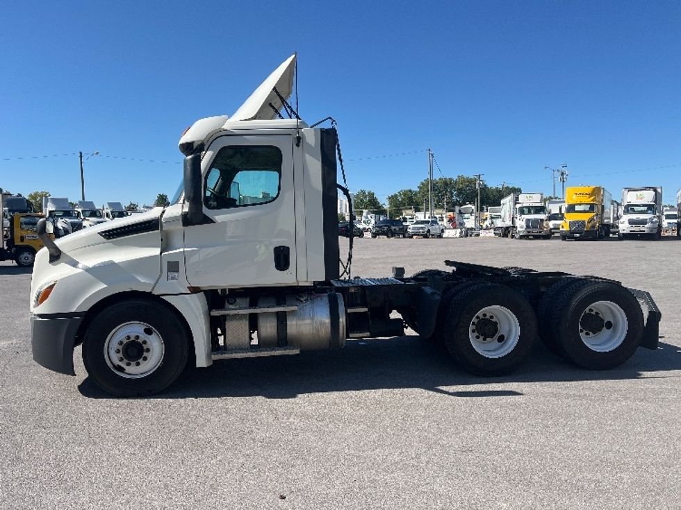 Day Cab Tractor-Heavy Duty Tractors-Freightliner-2018-T12664ST-Fort Wayne-IN-370,251\n\t\tmiles-$ 43,500 - Image 4