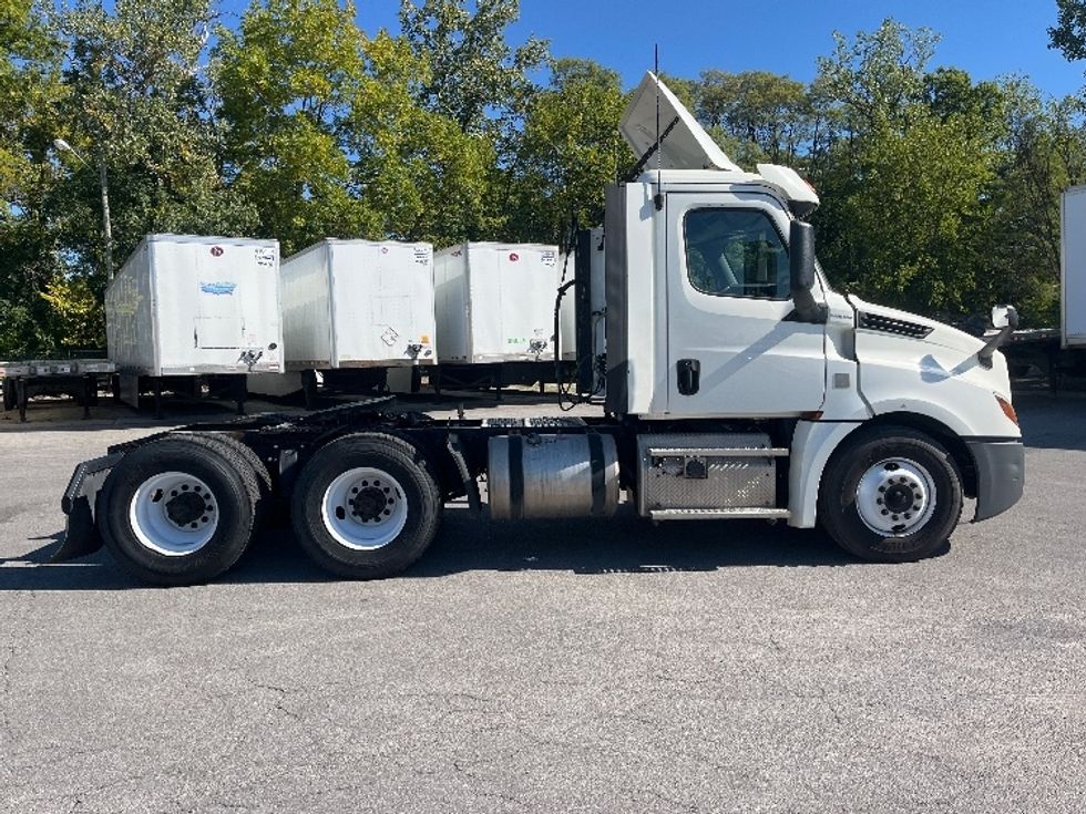 Day Cab Tractor-Heavy Duty Tractors-Freightliner-2018-T12664ST-Fort Wayne-IN-370,251\n\t\tmiles-$ 43,500 - Image 8