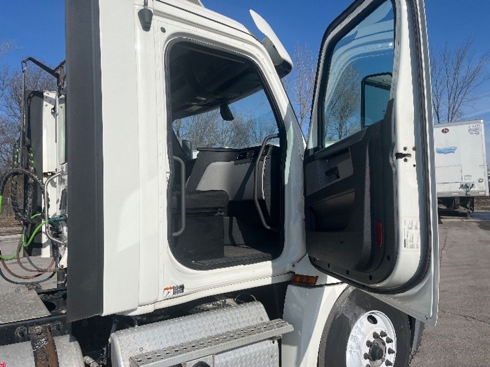 Day Cab Tractor-Heavy Duty Tractors-Freightliner-2018-T12664ST-Fort Wayne-IN-603,459\n\t\tmiles-$ 34,750 - Image 12
