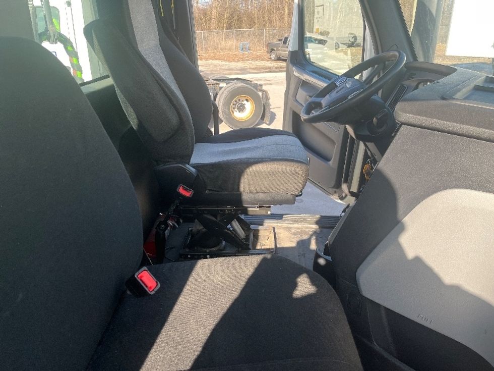 Day Cab Tractor-Heavy Duty Tractors-Freightliner-2018-T12664ST-Fort Wayne-IN-603,459\n\t\tmiles-$ 34,750 - Image 14