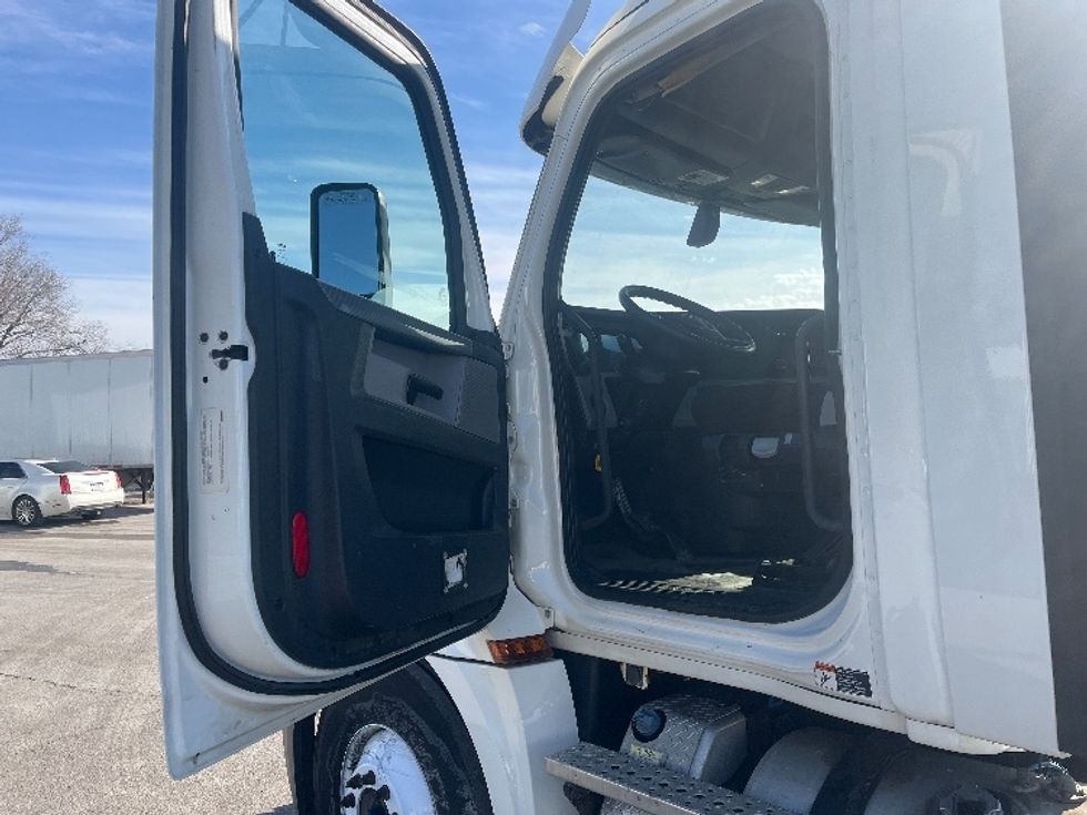 Day Cab Tractor-Heavy Duty Tractors-Freightliner-2018-T12664ST-Fort Wayne-IN-603,459\n\t\tmiles-$ 34,750 - Image 9