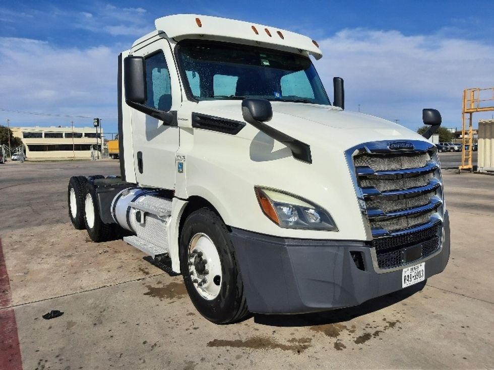 Day Cab Tractor-Heavy Duty Tractors-Freightliner-2018-T12664ST-Fort Worth-TX-320,327\n\t\tmiles-$ 47,250 - Image 1
