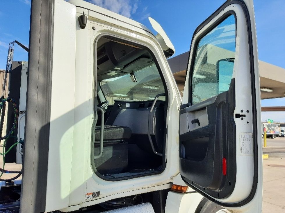 Day Cab Tractor-Heavy Duty Tractors-Freightliner-2018-T12664ST-Fort Worth-TX-320,327\n\t\tmiles-$ 47,250 - Image 12
