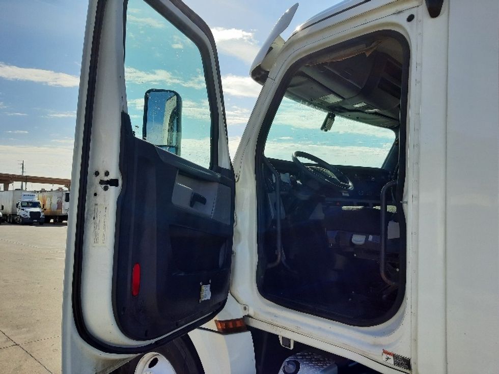 Day Cab Tractor-Heavy Duty Tractors-Freightliner-2018-T12664ST-Fort Worth-TX-320,327\n\t\tmiles-$ 47,250 - Image 9