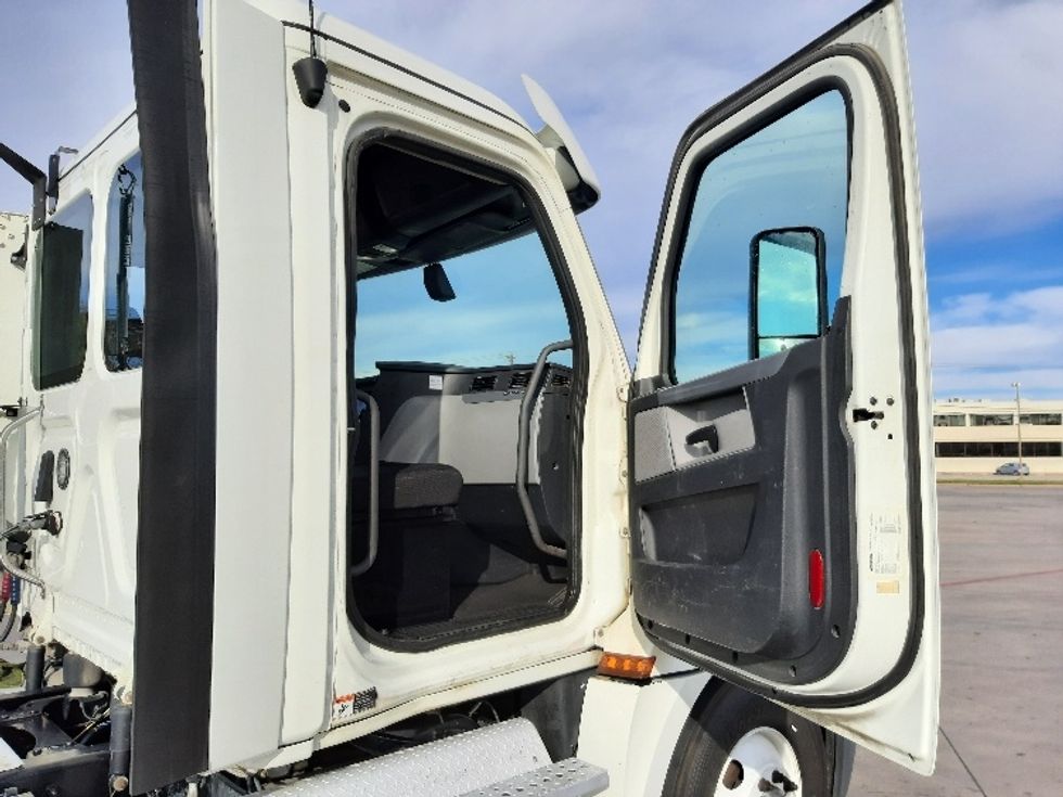 Day Cab Tractor-Heavy Duty Tractors-Freightliner-2018-T12664ST-Fort Worth-TX-350,138\n\t\tmiles-$ 45,750 - Image 12