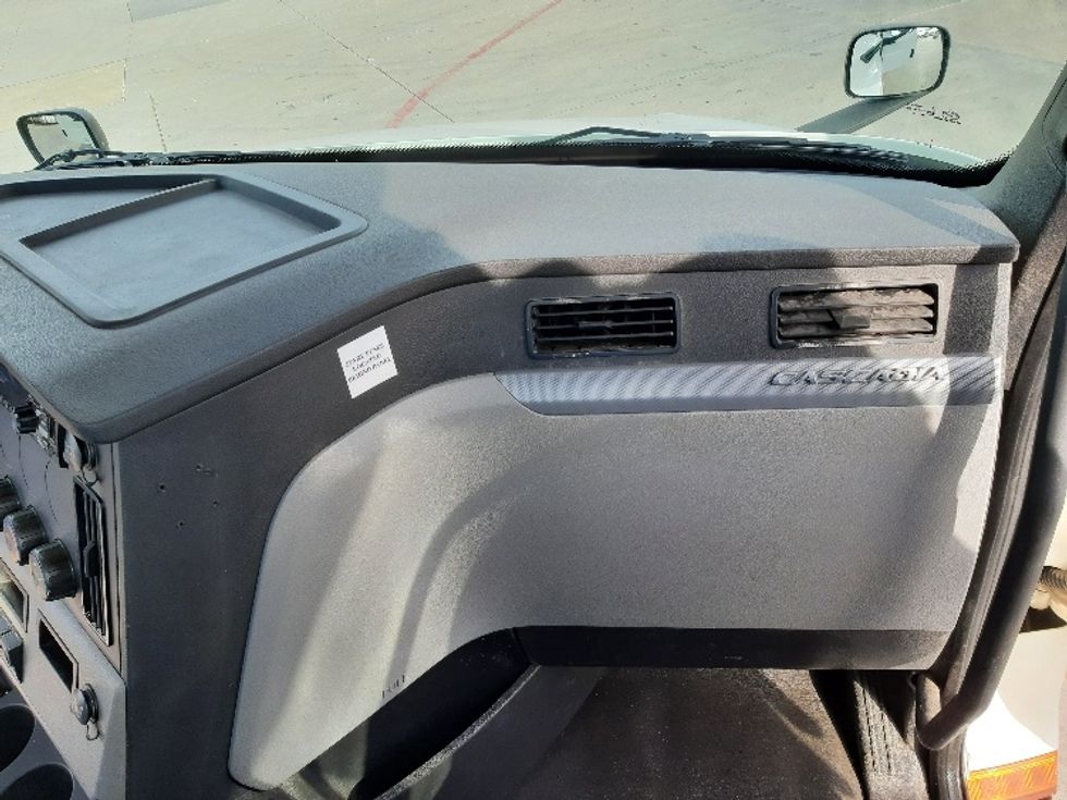 Day Cab Tractor-Heavy Duty Tractors-Freightliner-2018-T12664ST-Fort Worth-TX-350,138\n\t\tmiles-$ 45,750 - Image 13