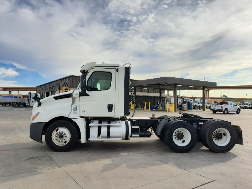 Day Cab Tractor-Heavy Duty Tractors-Freightliner-2018-T12664ST-Fort Worth-TX-350,138\n\t\tmiles-$ 45,750 - Image 4