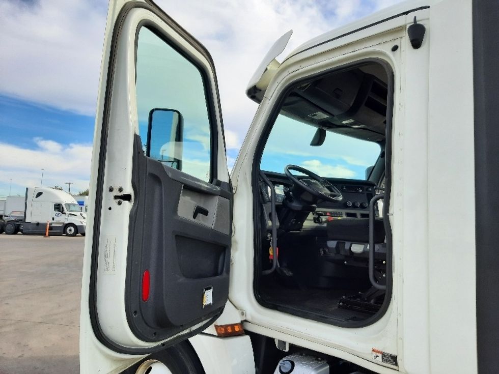 Day Cab Tractor-Heavy Duty Tractors-Freightliner-2018-T12664ST-Fort Worth-TX-350,138\n\t\tmiles-$ 45,750 - Image 9