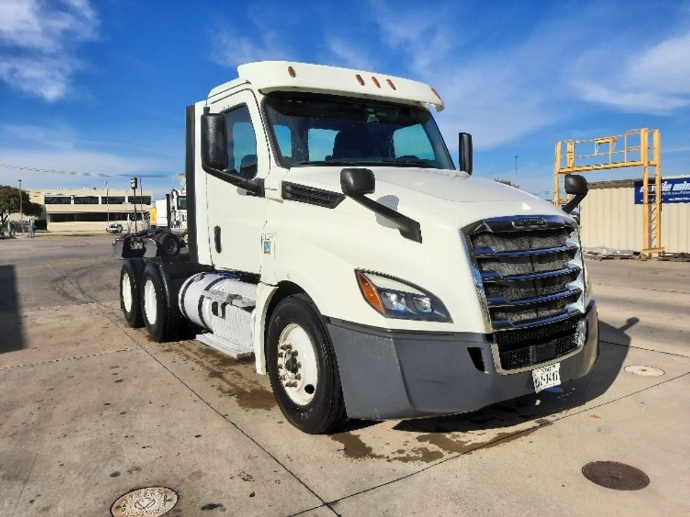 Day Cab Tractor-Heavy Duty Tractors-Freightliner-2018-T12664ST-Fort Worth-TX-405,598\n\t\tmiles-$ 42,750 - Image 1